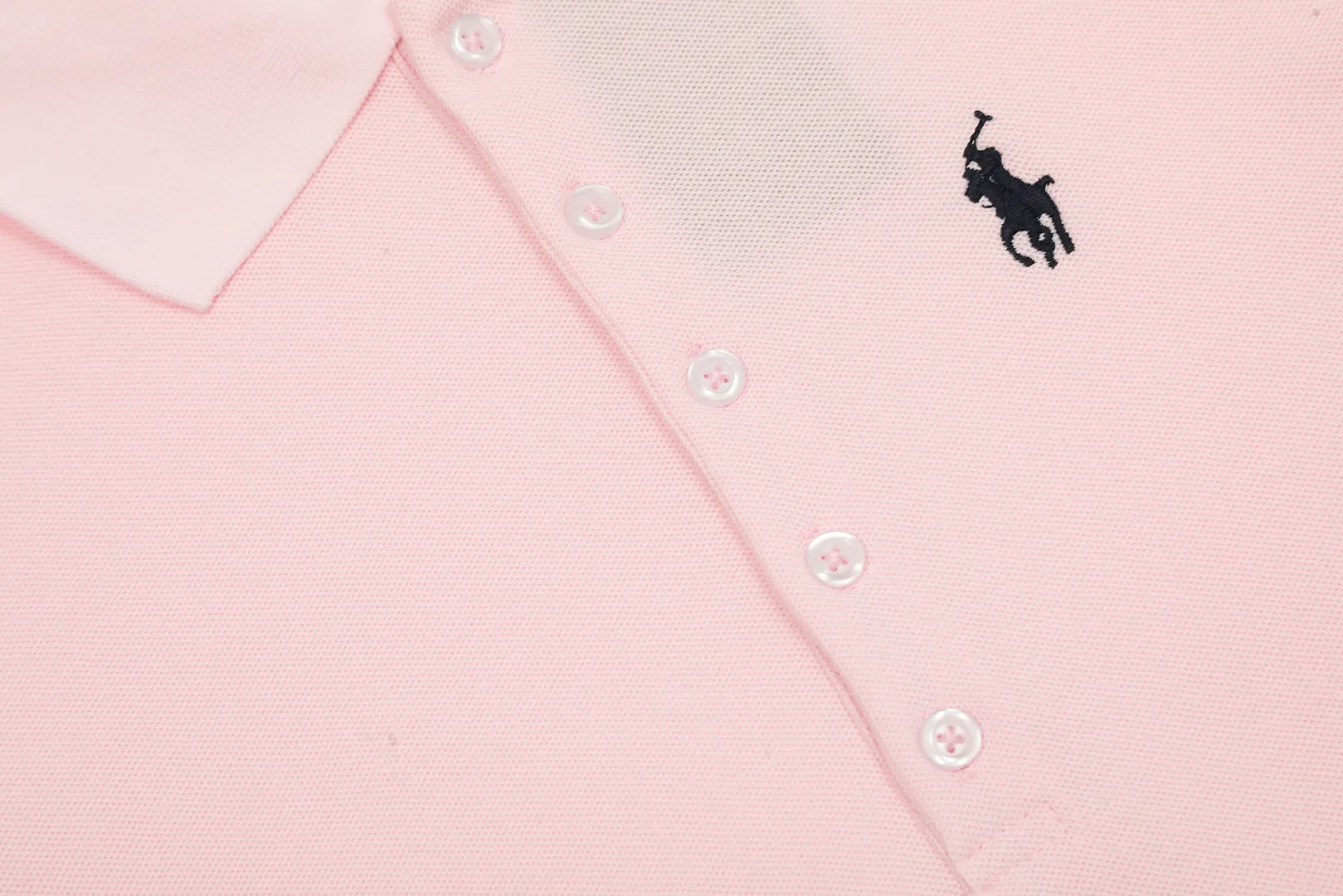 🅿️152 "Top quality" Style number: DS004# (not off the shelves all year round) [Ralph Lauren classic pony embroidered lapels women's slim fit POLO short sleeves] ✅Ralph Lauren Ralph Lauren classic basic women's all-match slim fit POLO short sleeves ✅Main supplier platform live broadcast Wholesale entities Replenish when out of stock Not off the shelves ✅ZP quality 1:1 pattern making Scan the code to enter the GF website Z cabinet quality ✅Details and quality are the only one in Guangzhou. Imported pique fabrics focus on high-end and cost-effective. Needless to say good quality. ✅The version is restored to the original order. The maximum size can be worn up to 130 pounds. Loose, comfortable and stress-free.